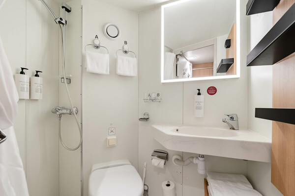 Hurtigruten Coastal Express MS Nordkapp Polar Outside N2D - CREDIT Espen Mills and Hurtigruten 0.JPG